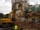 Záchranná akce uvíznutého bagru při bouracích pracích. Bagr se při bourání domu propadl tak, že musel být vysvobozen jiným bagrem. Vše se odehrálo na rohu Kroftové a Holečkové ulice. Záchranná akce uvíznutého bagru při bouracích pracích. Bagr se při bourání domu propadl tak, že musel být vysvobozen jiným bagrem. Vše se odehrálo na rohu Kroftové a Holečkové ulice.
