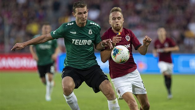 Martin Hašek ze Sparty (vpravo) a Jiří Váňa z Jablonce se přetlačují v souboji... Martin Hašek ze Sparty (vpravo) a Jiří Váňa z Jablonce se přetlačují v souboji...