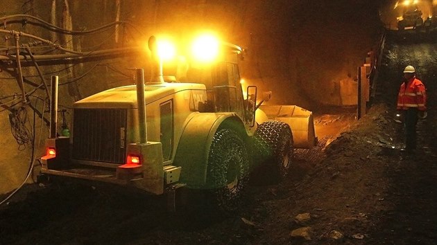 Rok 2012. V Praze se za 19 miliard korun protahuje linka metra A z Dejvic do... Rok 2012. V Praze se za 19 miliard korun protahuje linka metra A z Dejvic do...