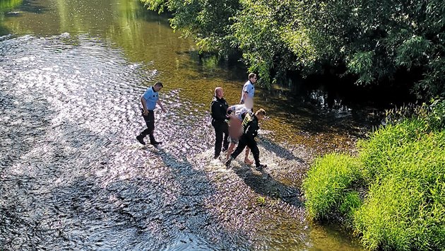 Řidič před silniční hlídkou skočil do řeky. Řidič před silniční hlídkou skočil do řeky.