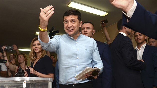 Ukrajinský prezident Volodymyr Zelenskyj poté, co v Kyjevě odvolil. Ukrajinský prezident Volodymyr Zelenskyj poté, co v Kyjevě odvolil.