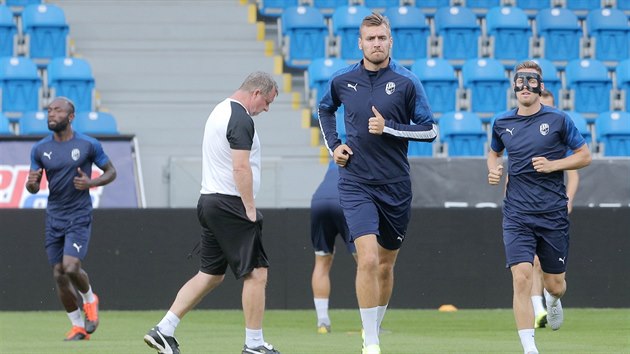 Zadumaný trenér Pavel Vrba při tréninku Plzně před pohárovým vystoupením proti... Zadumaný trenér Pavel Vrba při tréninku Plzně před pohárovým vystoupením proti...