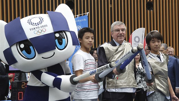 Šéf olympijského výboru Thomas Bach s maskotem tokijské olympiády Šéf olympijského výboru Thomas Bach s maskotem tokijské olympiády