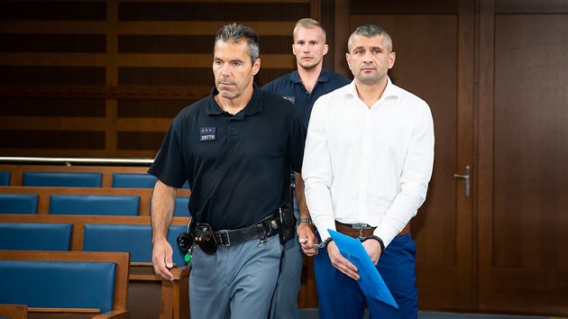 David Hübner u Krajského soudu v Hradci Králové (22.7.2019). David Hübner u Krajského soudu v Hradci Králové (22.7.2019).