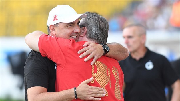Slávistický kouč Jindřich Trpišovský (vlevo) slaví jeden z gólů do teplické... Slávistický kouč Jindřich Trpišovský (vlevo) slaví jeden z gólů do teplické...