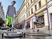 Čištění povrchu pěší zóny v Zeyerově ulici speciálním strojem. Čištění povrchu pěší zóny v Zeyerově ulici speciálním strojem.