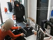 Policie hledá plešatého lupiče, který přepadl prodejnu u Aše Policie hledá plešatého lupiče, který přepadl prodejnu u Aše