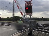 Policista na přejezdu podjel padající závory, na červená světla nedbal Policista na přejezdu podjel padající závory, na červená světla nedbal