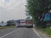 Řidič předjížděl přes plnou čáru, ohrozil kamion v protisměru Řidič předjížděl přes plnou čáru, ohrozil kamion v protisměru