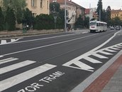 Přechodem zrušili pruhy pro auta. Přesto nimi některá auta stále jezdí. Přechodem zrušili pruhy pro auta. Přesto nimi některá auta stále jezdí.