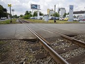 Přejezd v Přílukách vede z hlavní cesty od Vizovic přes koleje do průmyslového... Přejezd v Přílukách vede z hlavní cesty od Vizovic přes koleje do průmyslového...