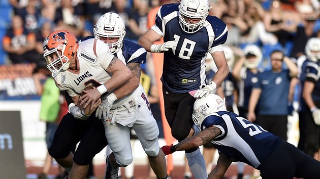 Finle ligy americkho fotbalu: Ostrava Steelers - Prague Lions. Zleva Michael Hayes z Prague Lions a Silwester Rosik, Adam Kavick a Vojtch Koryt z Ostrava Steelers.