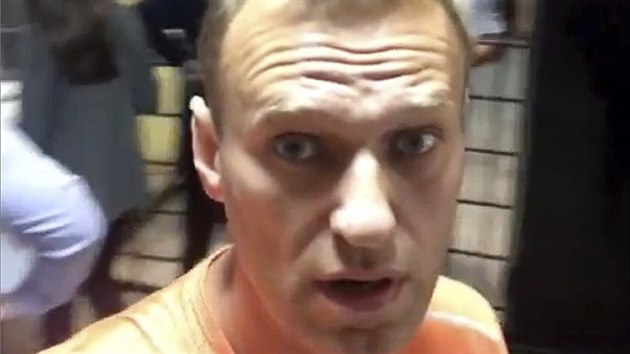 Rusk opozin aktivista Alexej Navalnyj se na policejn stanici po svm zadren natel. (24. ervence 2019)