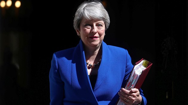 Odstupujc britsk premirka Theresa Mayov vychz z tradinho sdla ministerskch pedsed v Downing Street 10 a m do parlamentu na sv posledn interpelace (24. 7. 2019).