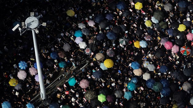 V Hongkongu protestuj statisce lid proti vld. (21. ervence 2019)