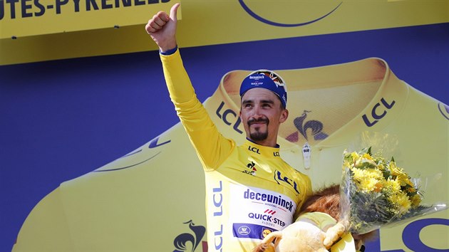 Francouzsk cyklista Julian Alaphilippe uhjil po 14. etap lut dres pro prbnho ldra Tour de France.
