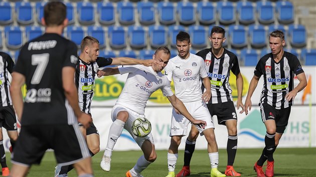 Pavel Dvořák ze Slovácka (uprostřed) se v utkání s Českými Budějovicemi snaží uhájit míč.