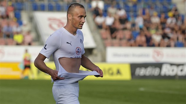 Pavel Dvořák ze Slovácka si ze souboje s protihráčem z Českých Budějovic odnesl roztržený dres.