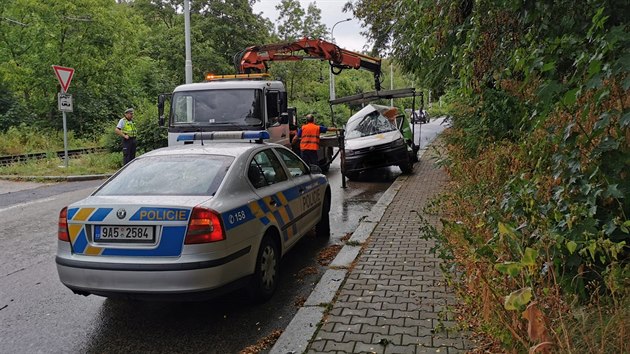 Nehoda osobnho vozu a tramvaje v Trojsk ulici v Praze.