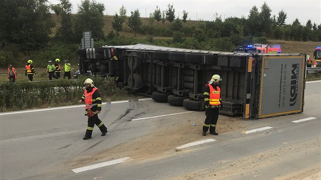 Polsk kamion naloen amotovmi cihlami blokoval provoz na dlnici D1 nedaleko Ostravy. (23. ervence 2019)