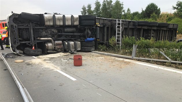 Polsk kamion naloen amotovmi cihlami blokoval provoz na dlnici D1 nedaleko Ostravy. (23. ervence 2019)