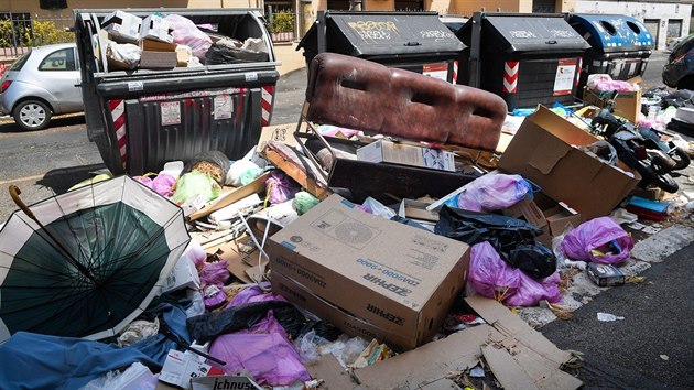 Neuklizen odpadky v msk tvrti Centocelle (10.7.2019)