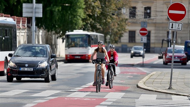 V Brn chtj zruit obousmrn pruhy pro cyklisty. Jeden takov m zmizet tak z Mendlova nmst.