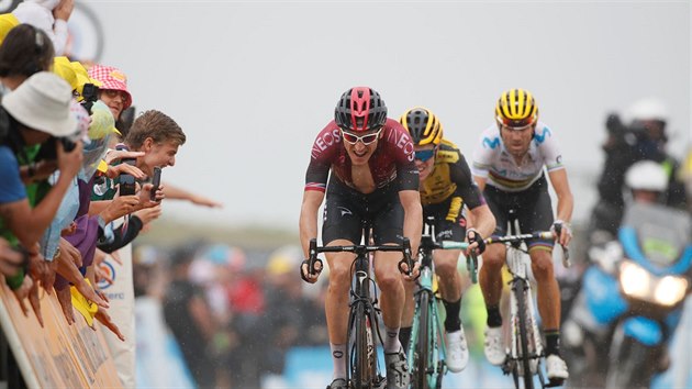 Geraint Thomas, Steven Kruijswijk a Alejandro Valverde dojd do cle 15. etapy.