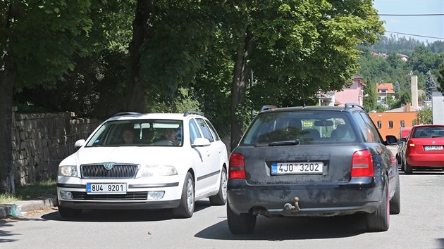 Projet nktermi ulicemi v Ledi nad Szavou nen kvli zaparkovanm autm snadn. Proto radnice navrhuje zmnu sedmi ulic v jednosmrky. Tkat by se to mlo i ulice 28. jna.