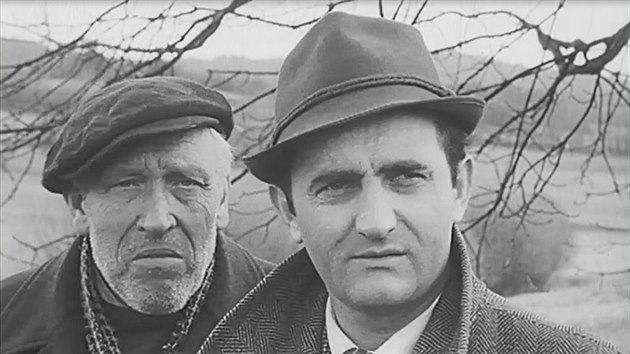 Josef Somr (vpravo) si zahrl ve Smuten slavnosti roli komunistickho funkcione, Jana Khnmunda reisr Sirov obsadil do role chamtivho chalupnka Chrudimskho.
