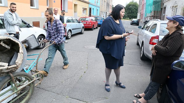 Poslankyn a steck radn Eva Fialov (ANO) se rozhodla na pl roku pesthovat do Pedlic. Chce poznat ivot mstnch Rom.