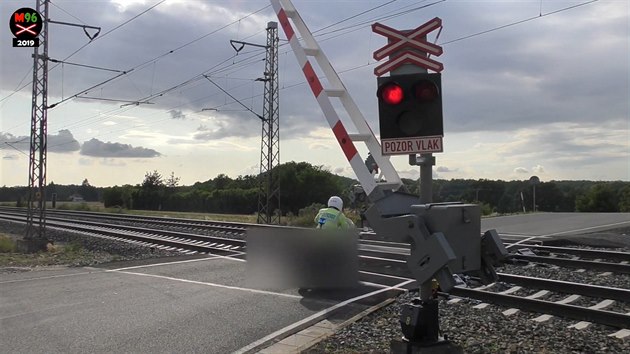 Policista na pejezdu podjel padajc zvory