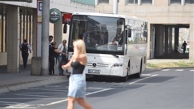 Dopravn spolenost steckho kraje v souasnosti jezd s vypjenmi autobusy, a to i od pedchozho dopravce BusLine. Smlouvy vypr na konci roku, vlastn nov vozy se ale zatm neda koupit.