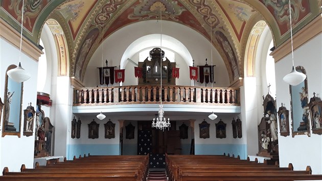 Kostel Nanebevzet Panny Marie na Cnovci u m opravenou stechu, v i vitre, v dalch etapch se dokon cel fasda.