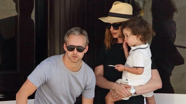 Anne Hathawayov na dovolen s manelem Adamem Shulmanem a synem Jonathanem (Bentky, Itlie, 2. z 2018)