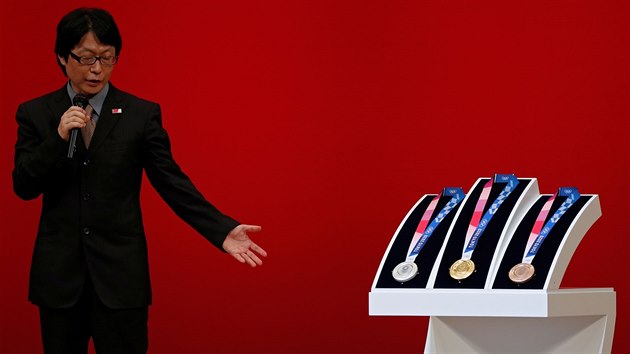 Junii Kawanii pedstavuje medaile, kter navrhl pro tokijskou olympidu.