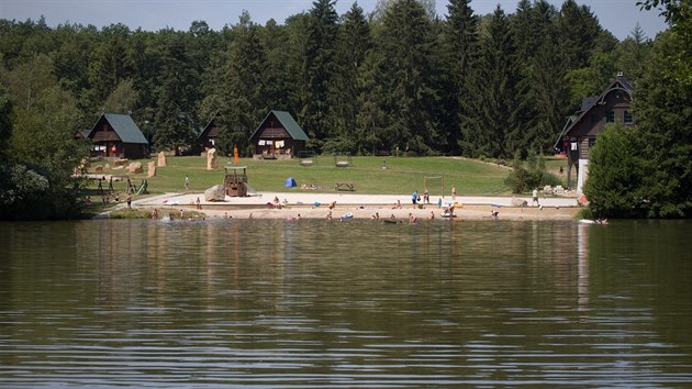 V Sedmihorkách si vodomilové moc neužijí, hygienici zakázali koupání v rybníku Bažantník. Ten přitom od sinic čistí speciální ultrazvukové zařízení.