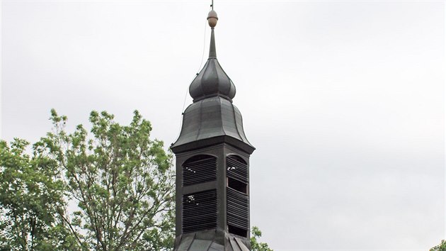 Kaple svatho Huberta se zvonikou a kem na vrcholu se nachz na Benecku. Je vysok 12 metr.
