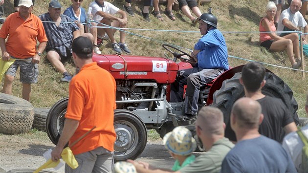 Traktorida se v ebnici na Plzesku uskutenila letos ji po sedmnct. Jak 66 frz, traktor, tykolek a stroj unlimited zvldne tra s adou zatek, retardr a kruhovho objezdu, se pilo podvat zhruba ti tisce lid. (20. 7. 2019)