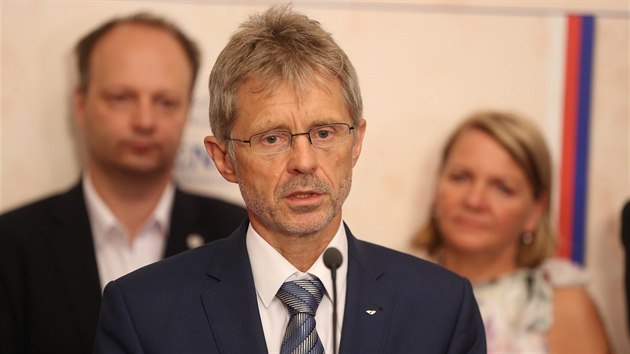 Sentor a mstopedseda ODS Milo Vystril na tiskov konferenci po jednn Sent o podn stavn aloby na prezidenta Miloe Zemana. (24. ervence 2019)