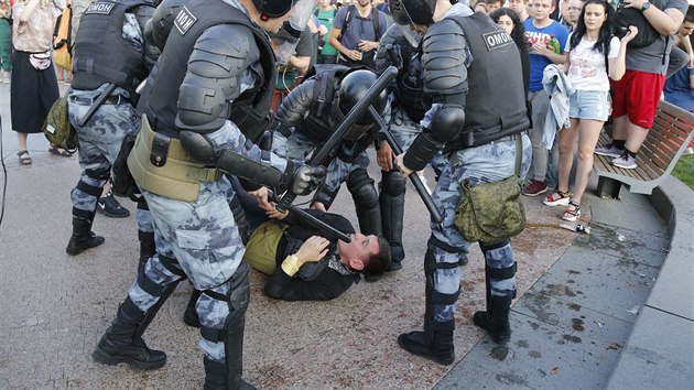 V Moskv policist zatkli nkolik stovek astnk nepovolen demonstrace u moskevsk radnice. Protest svolala opozice kvli vylouen sti kandidt z komunlnch voleb. (27. ervence 2019)