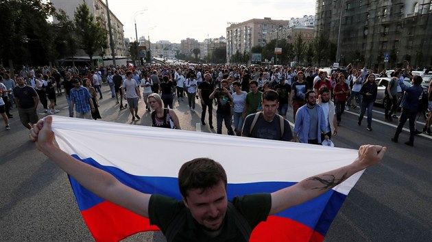 V Moskv policist zatkli nkolik stovek astnk nepovolen demonstrace u moskevsk radnice. Protest svolala opozice kvli vylouen sti kandidt z komunlnch voleb. (27. ervence 2019)