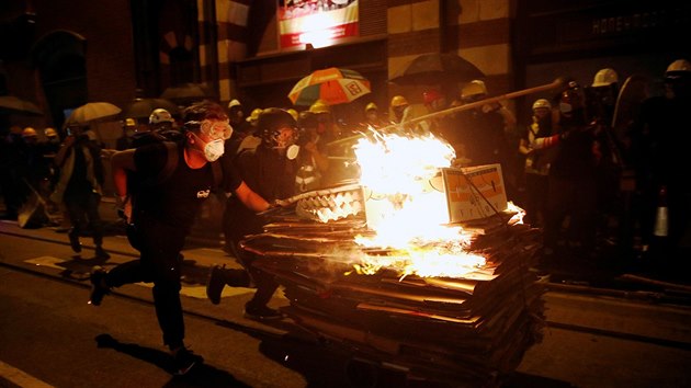 Nkolik tisc lid se selo v hongkongsk tvrti Yuen Long, kde na astnky pedchoz demonstrace zatoily zloineck gangy a akce tehdy skonila destkami zrannch. (28. ervence 2019)