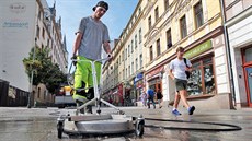 Čištění povrchu pěší zóny v Zeyerově ulici speciálním strojem. Čištění povrchu pěší zóny v Zeyerově ulici speciálním strojem.