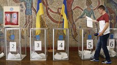 Ukrajinci volí v předčasných parlamentních volbách. (21. července 2019) Ukrajinci volí v předčasných parlamentních volbách. (21. července 2019)