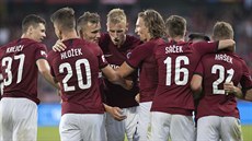 Fotbalisté Sparty se radují z gólu v utkání s Jabloncem. Fotbalisté Sparty se radují z gólu v utkání s Jabloncem.