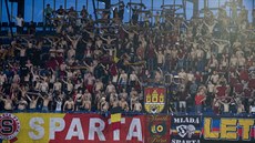 Fanoušci Sparty během utkání s Jabloncem Fanoušci Sparty během utkání s Jabloncem