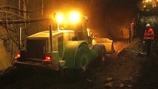 Rok 2012. V Praze se za 19 miliard korun protahuje linka metra A z Dejvic do... Rok 2012. V Praze se za 19 miliard korun protahuje linka metra A z Dejvic do...