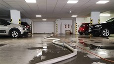 Hasiči likvidují následky bouřky, která se v sobotu prohnala Pardubickým krajem... Hasiči likvidují následky bouřky, která se v sobotu prohnala Pardubickým krajem...