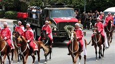 V tuniském Kartágu proběhl pohřeb zesnulého prezidenta Kaída Sibsího. Armádní... V tuniském Kartágu proběhl pohřeb zesnulého prezidenta Kaída Sibsího. Armádní...